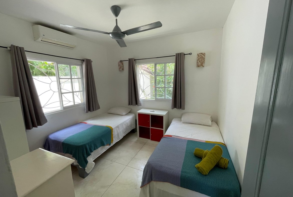 Dormitorio luminoso con dos camas individuales