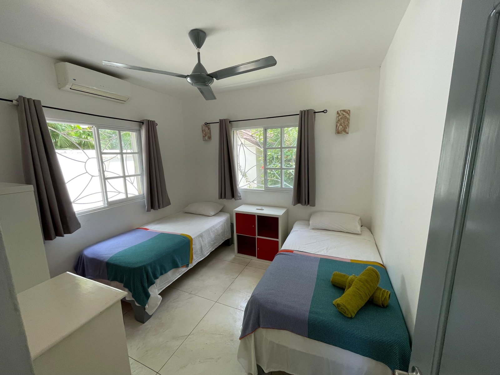 Dormitorio luminoso con dos camas individuales