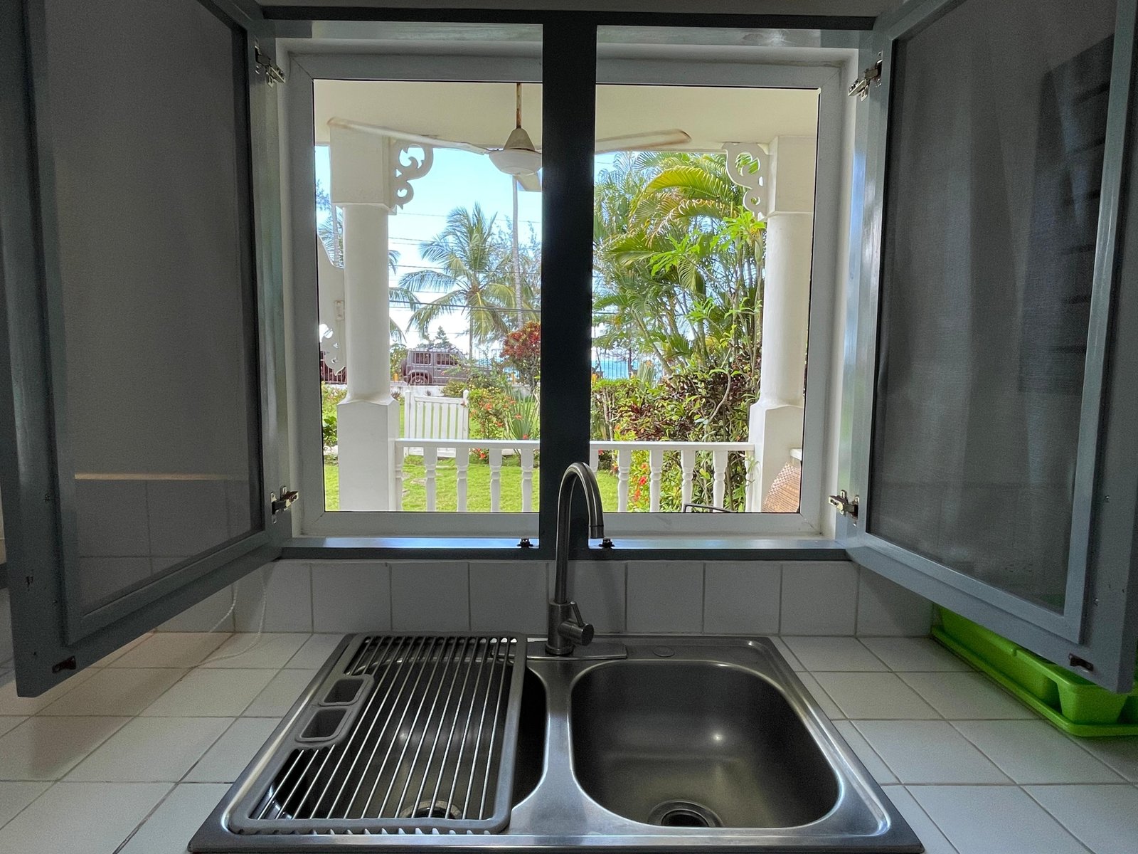 Ventana de cocina con vistas tropicales al mar