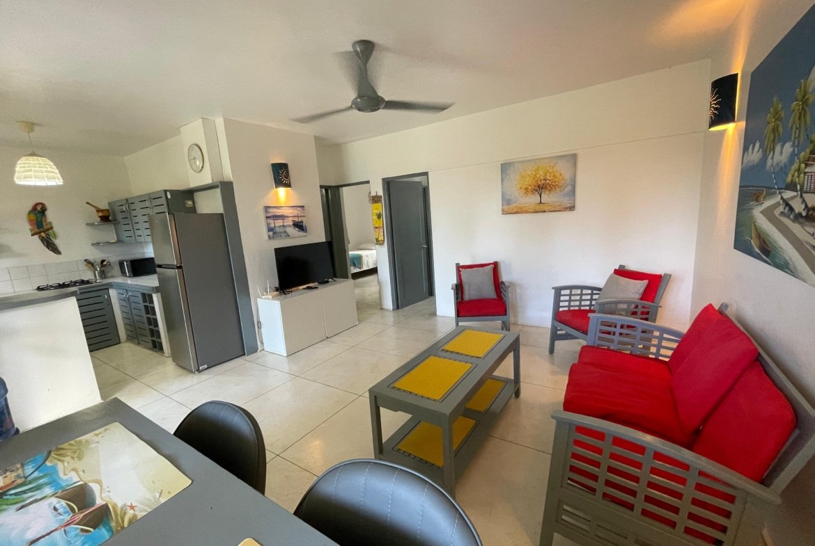 Salón moderno con cocina abierta y sofá rojo