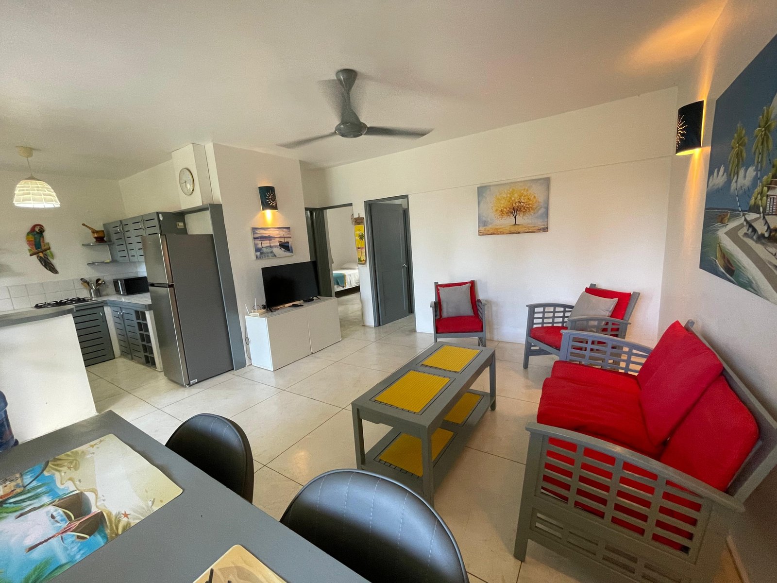 Salón moderno con cocina abierta y sofá rojo