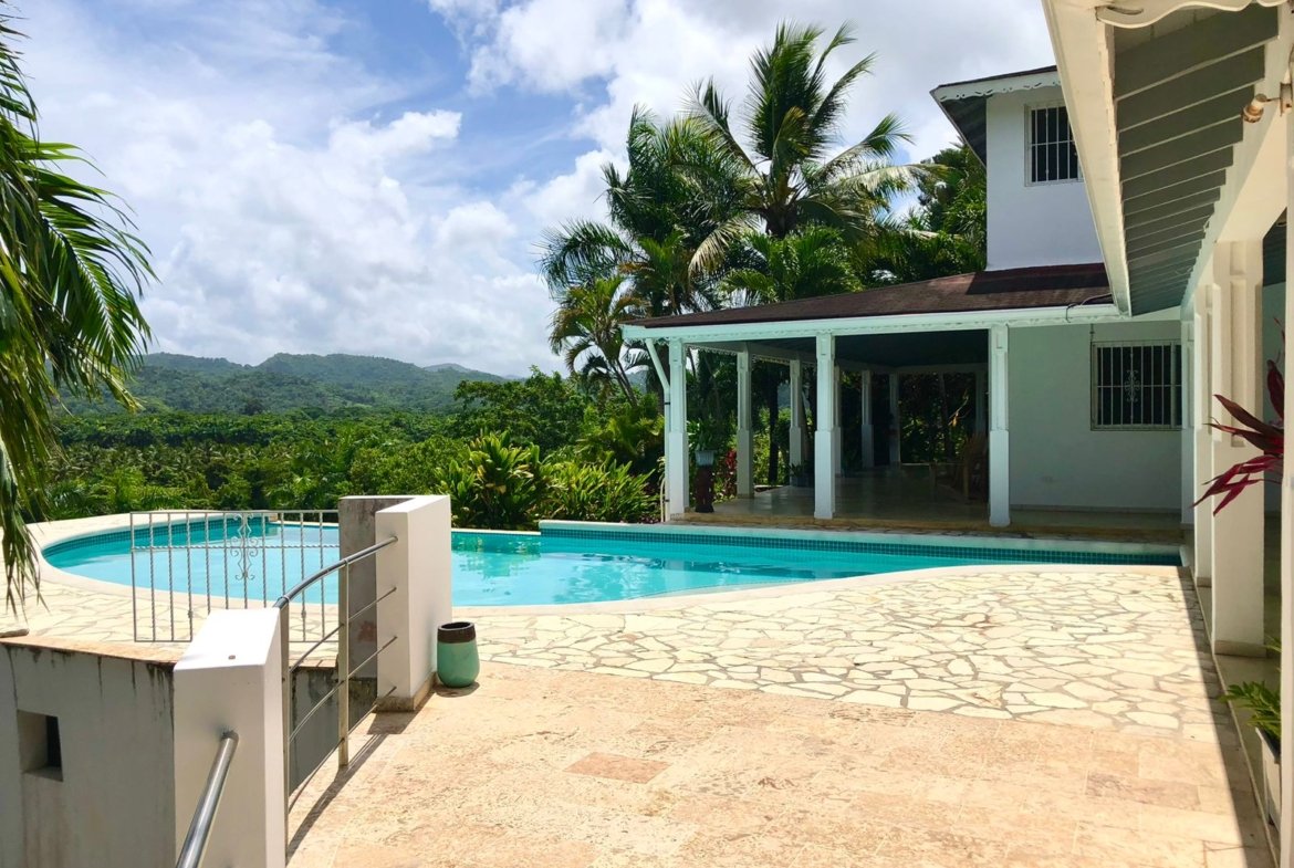 Villa tropical con piscina y vistas montañosas