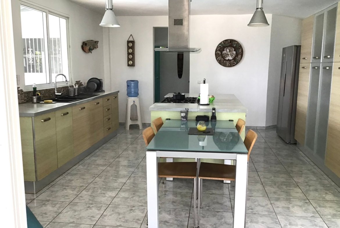 Cocina moderna con isla central y mesa