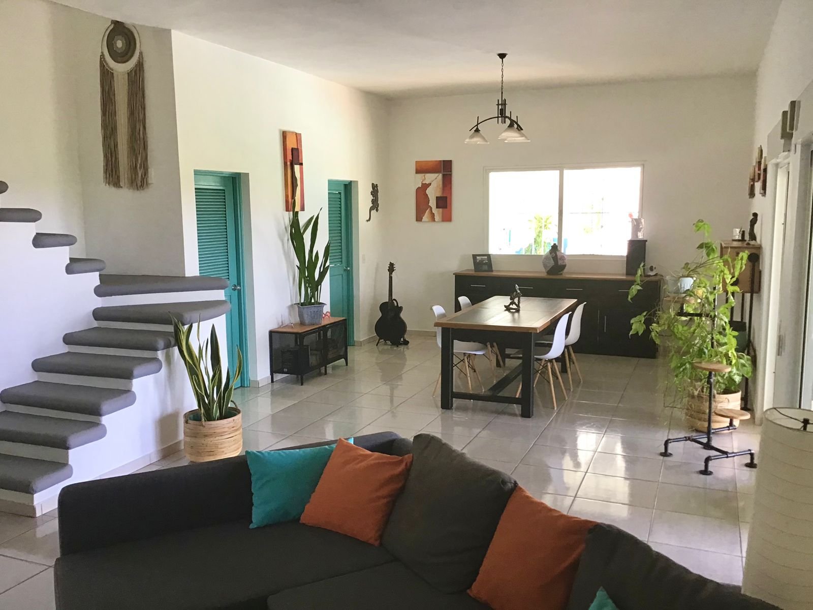 Villa Vista al Mar (25) SalĂłn comedor moderno con escalera y plantas