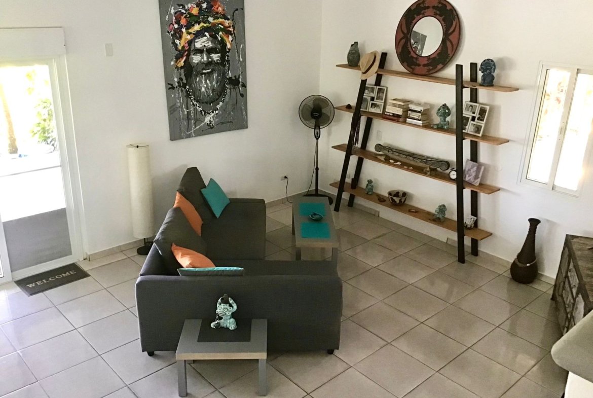Salón moderno con sofá gris y estanterías decorativas