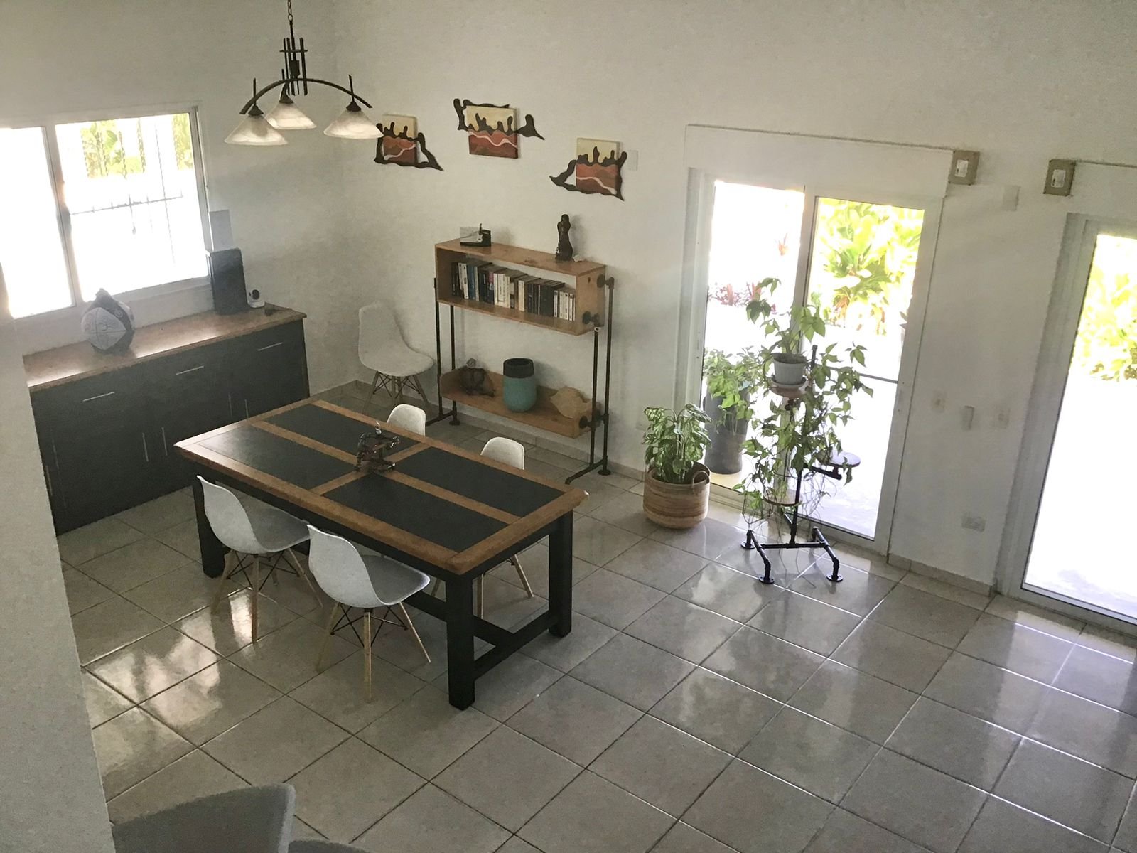 Villa Vista al Mar (27) Comedor moderno con mesa de madera y plantas