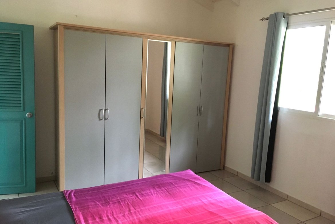 Dormitorio luminoso con armario grande y ventana