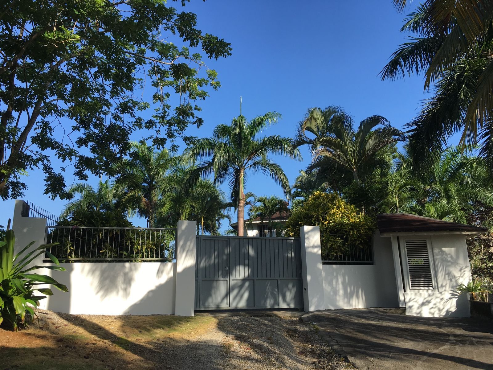 Villa Vista al Mar (3) Entrada de casa tropical con palmeras y portĂłn