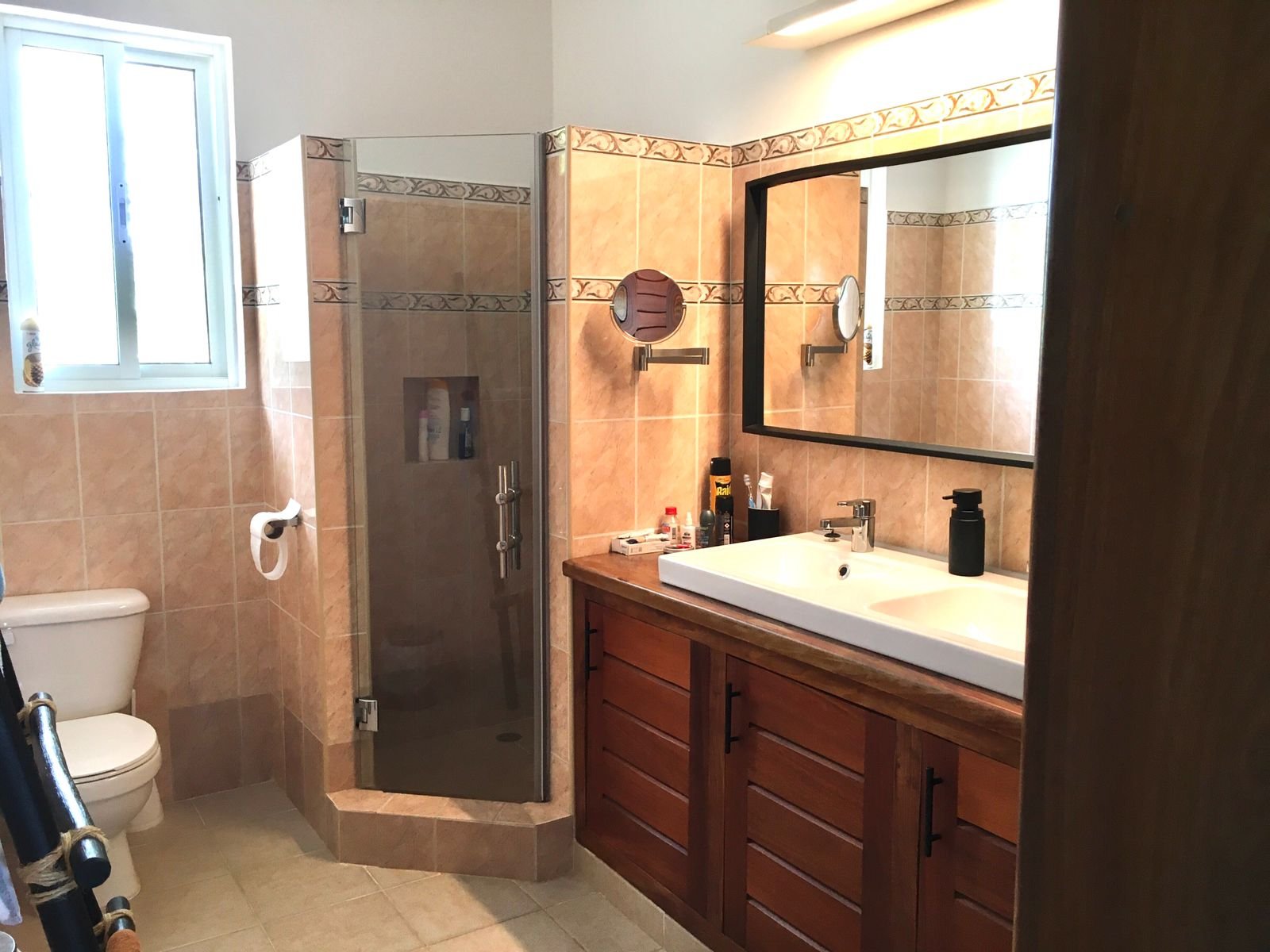 Villa Vista al Mar (30) Baño moderno con ducha, lavabo y azulejos beige