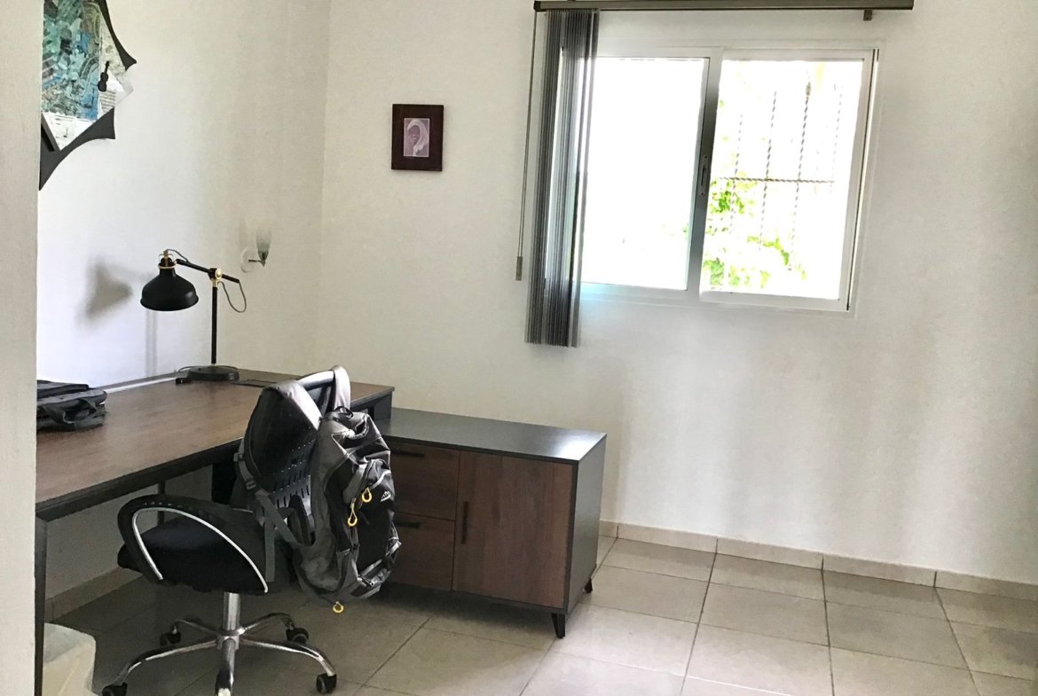 Escritorio moderno junto a ventana luminosa