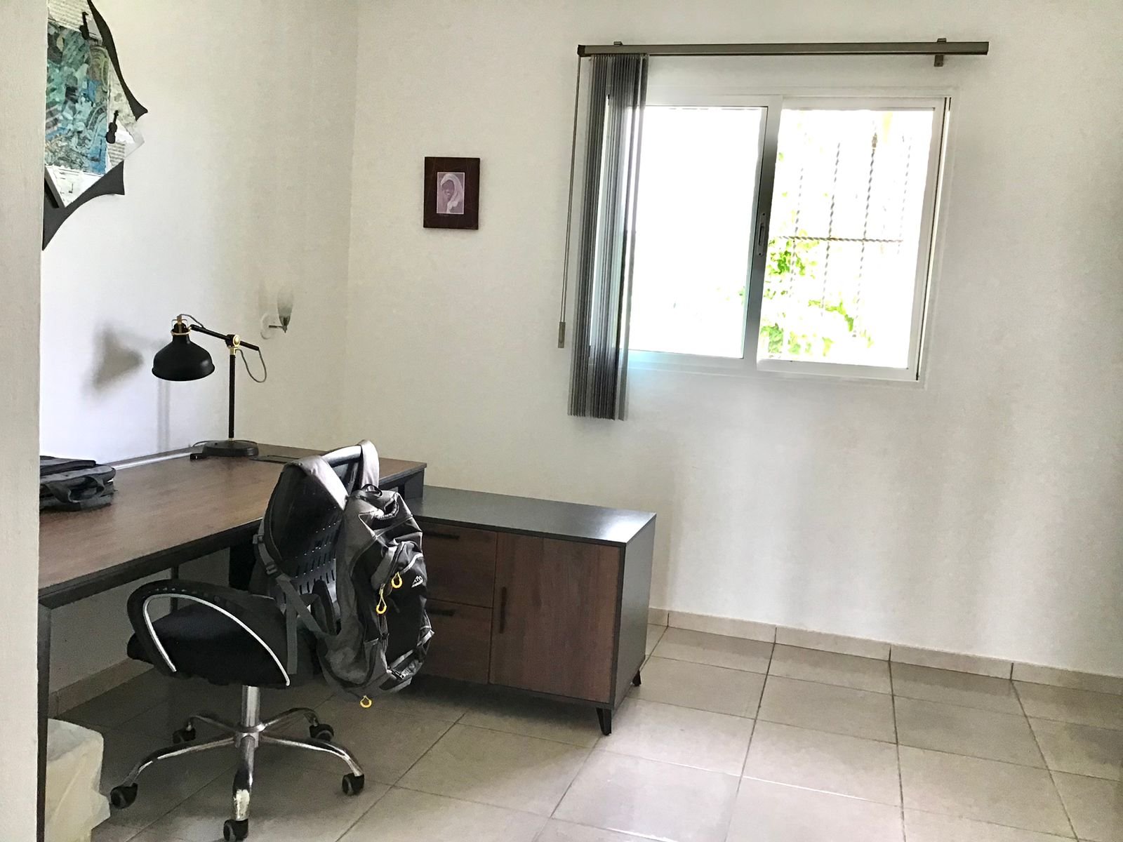 Villa Vista al Mar (31) Escritorio moderno junto a ventana luminosa