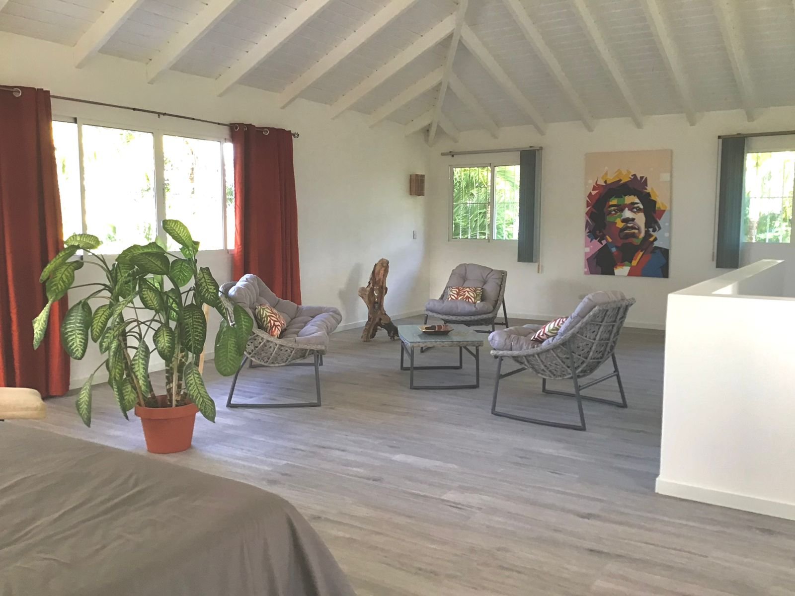 Villa Vista al Mar (33) SalĂłn luminoso con sillones y techo alto blanco
