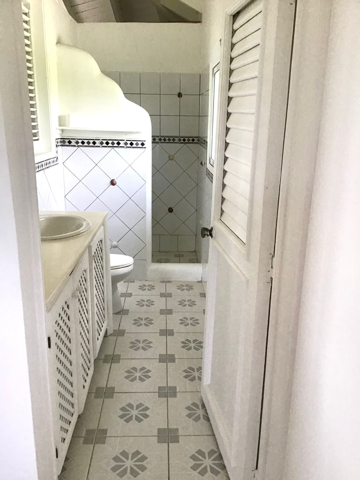 Villa Vista al Mar (34) Baño estrecho con ducha y azulejos blancos