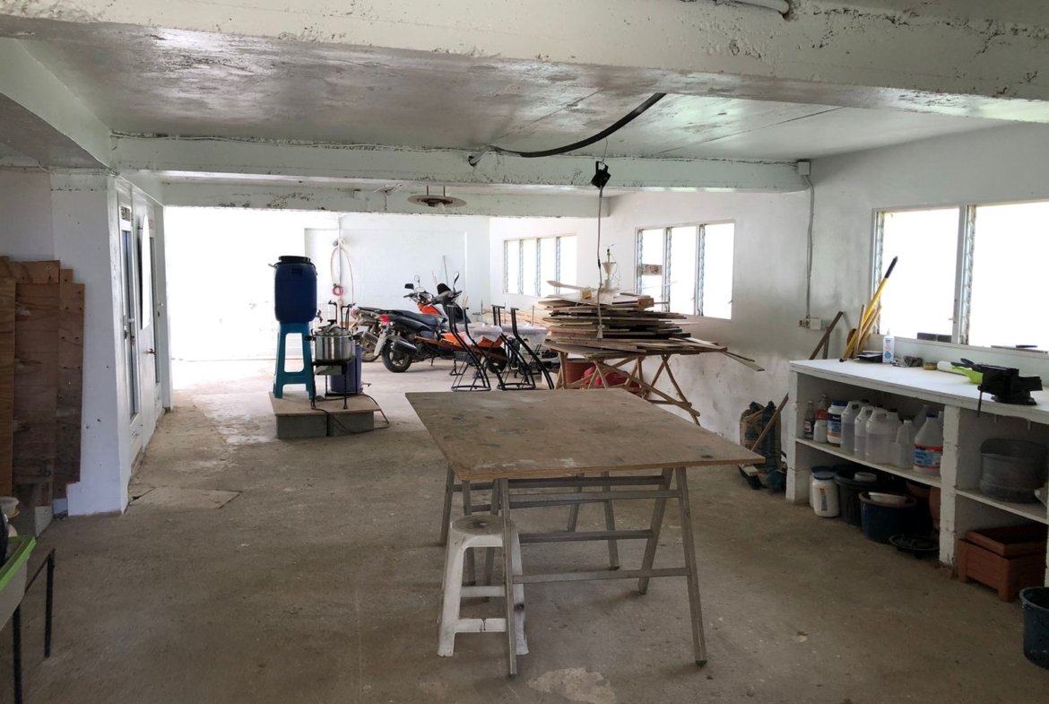Taller amplio con mesa, motos y madera