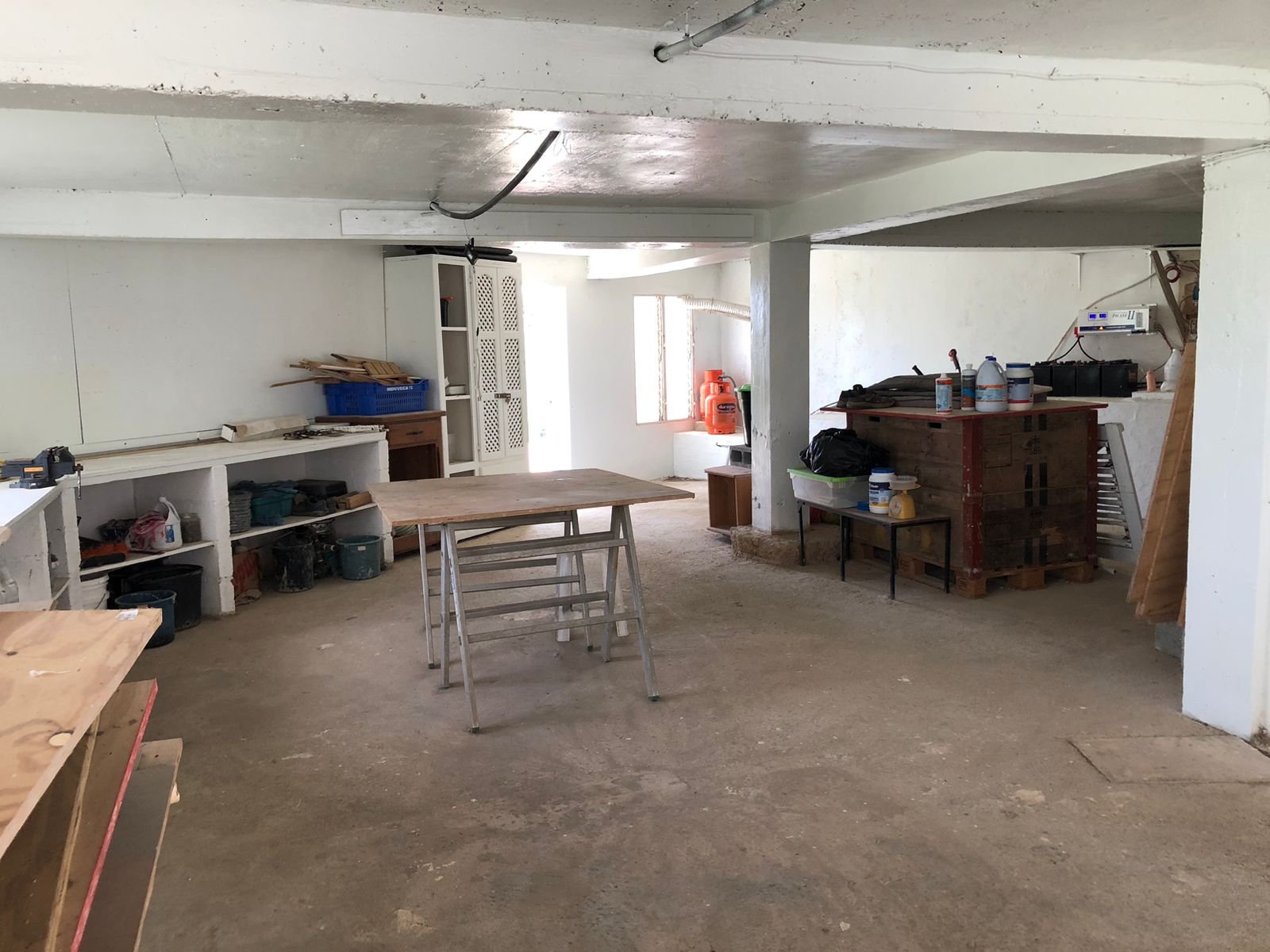 Villa Vista al Mar (36) Taller en sĂłtano con mesas y herramientas