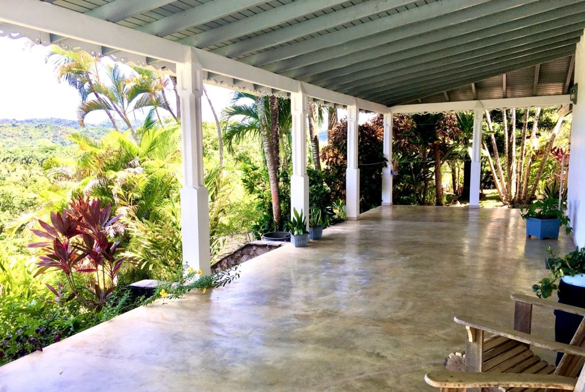 Porche cubierto con vistas a jardín tropical