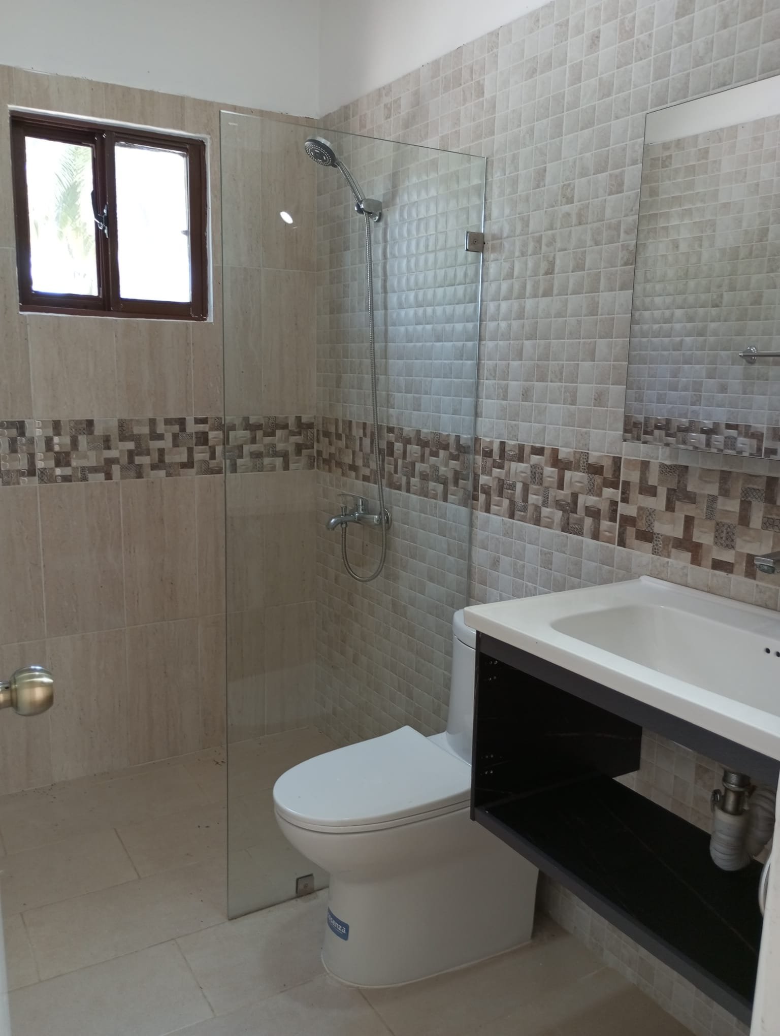 Apartamento en limon (3) Baño moderno con ducha, inodoro y lavabo