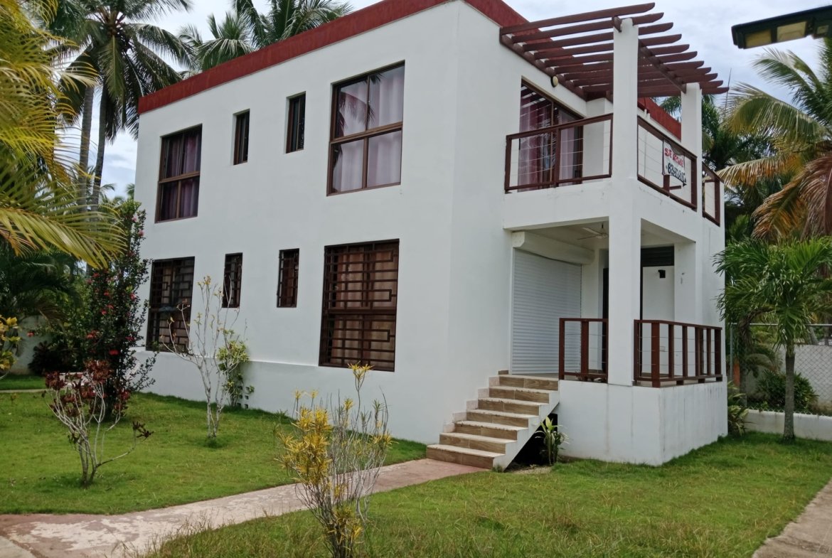 Casa moderna de dos plantas con jardín tropical