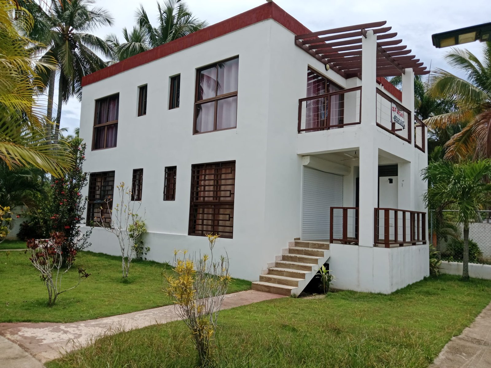 Apartamento en limon (5) Casa moderna de dos plantas con jardín tropical