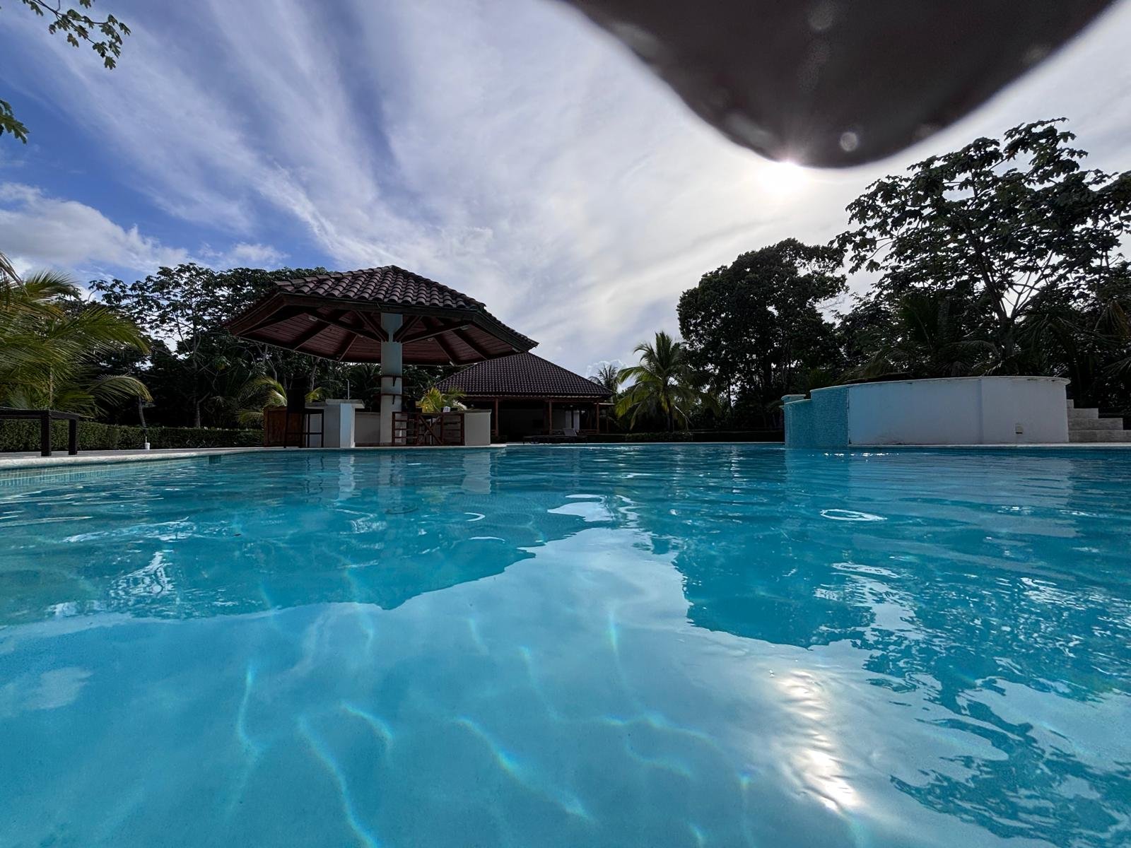 Résidence Colina Al Mar (1) Piscine tropicale avec kiosque et palmiers
