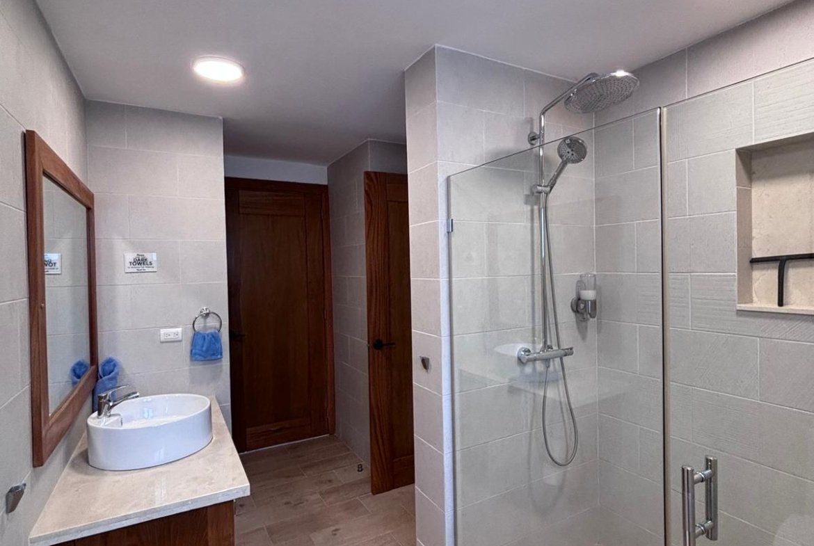Baño moderno con ducha de cristal