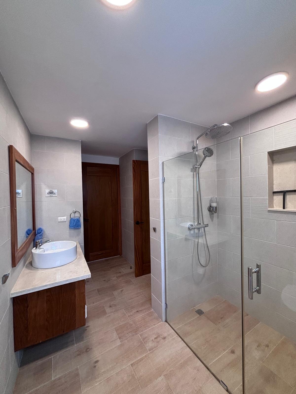 Residence Colina Al Mar (18) Baño moderno con ducha de cristal