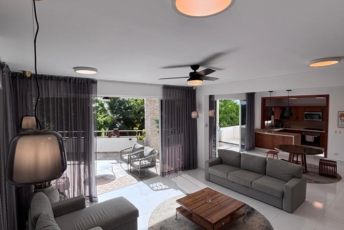 Salón moderno con terraza y cocina abierta