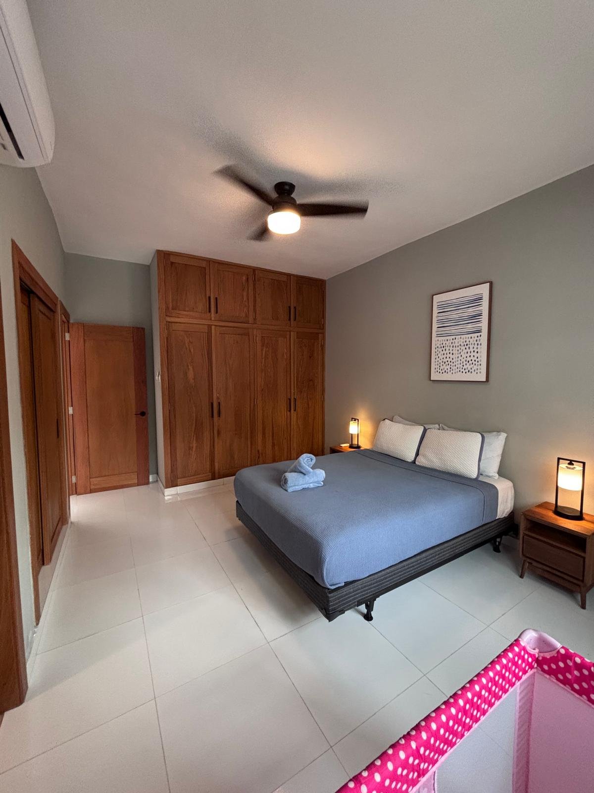 Residence Colina Al Mar (20) Dormitorio moderno con cama doble y armarios de madera