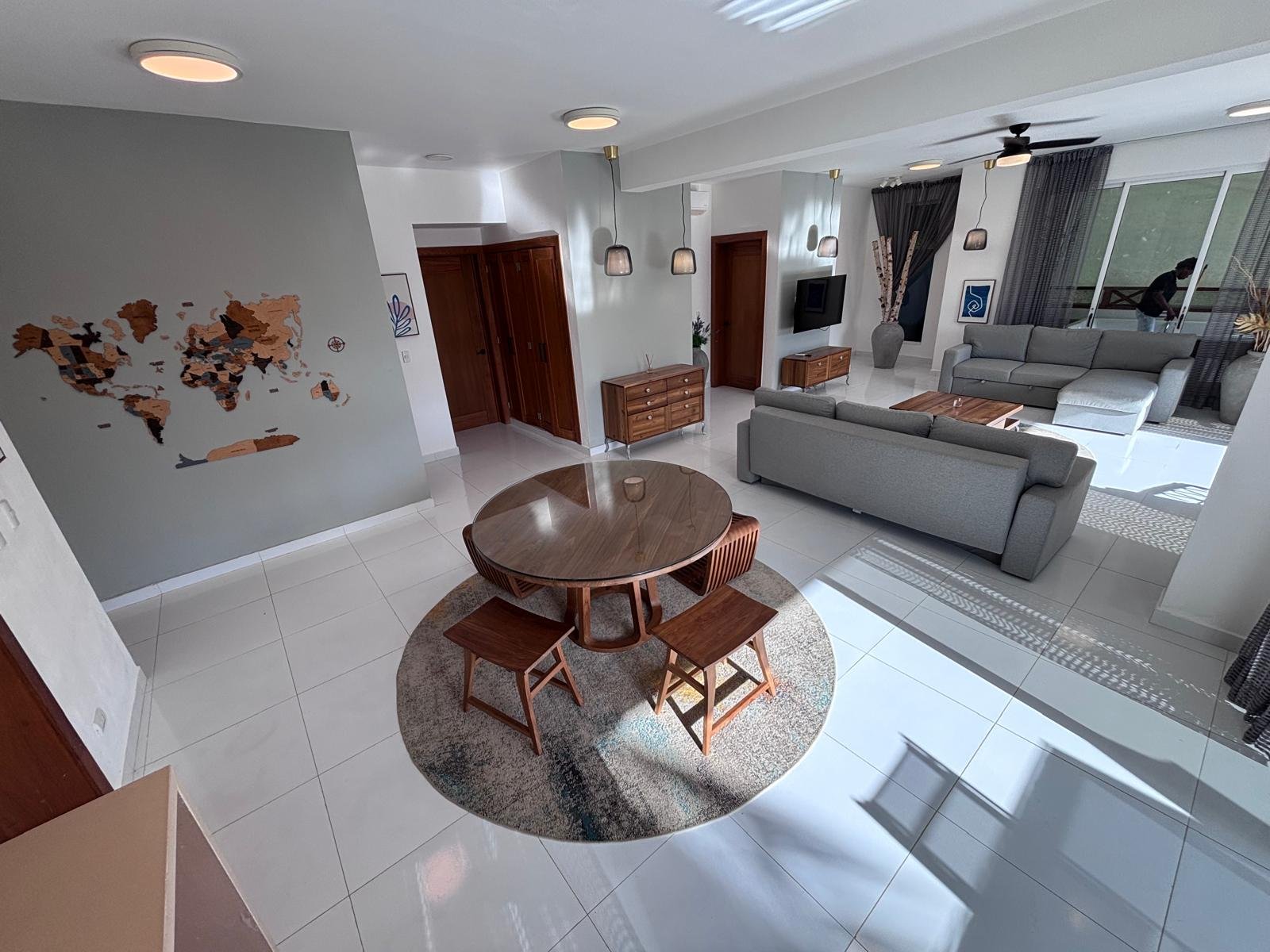 Residence Colina Al Mar (21) Salón moderno luminoso con sofá gris y mesa redonda