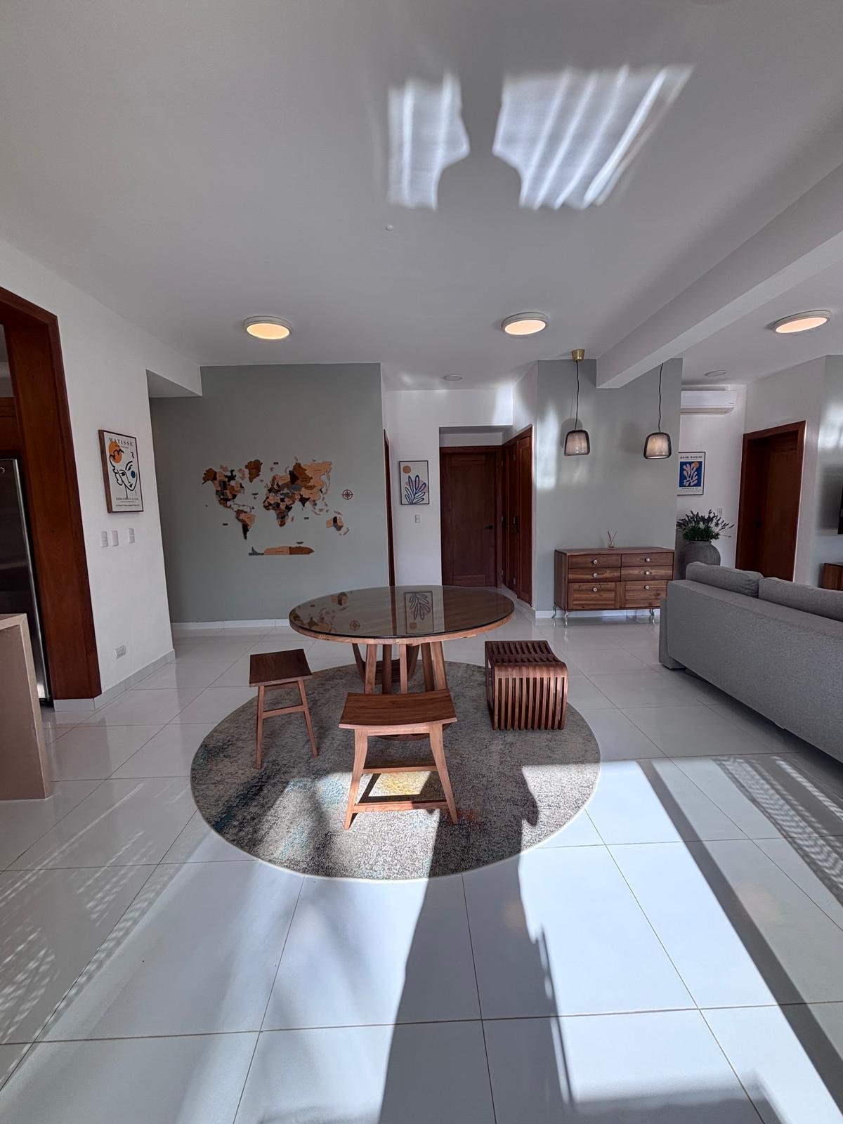Residence Colina Al Mar (22) Salón moderno con mesa redonda y luz natural