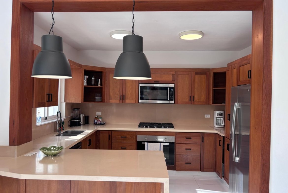 Cocina moderna con muebles de madera y isla