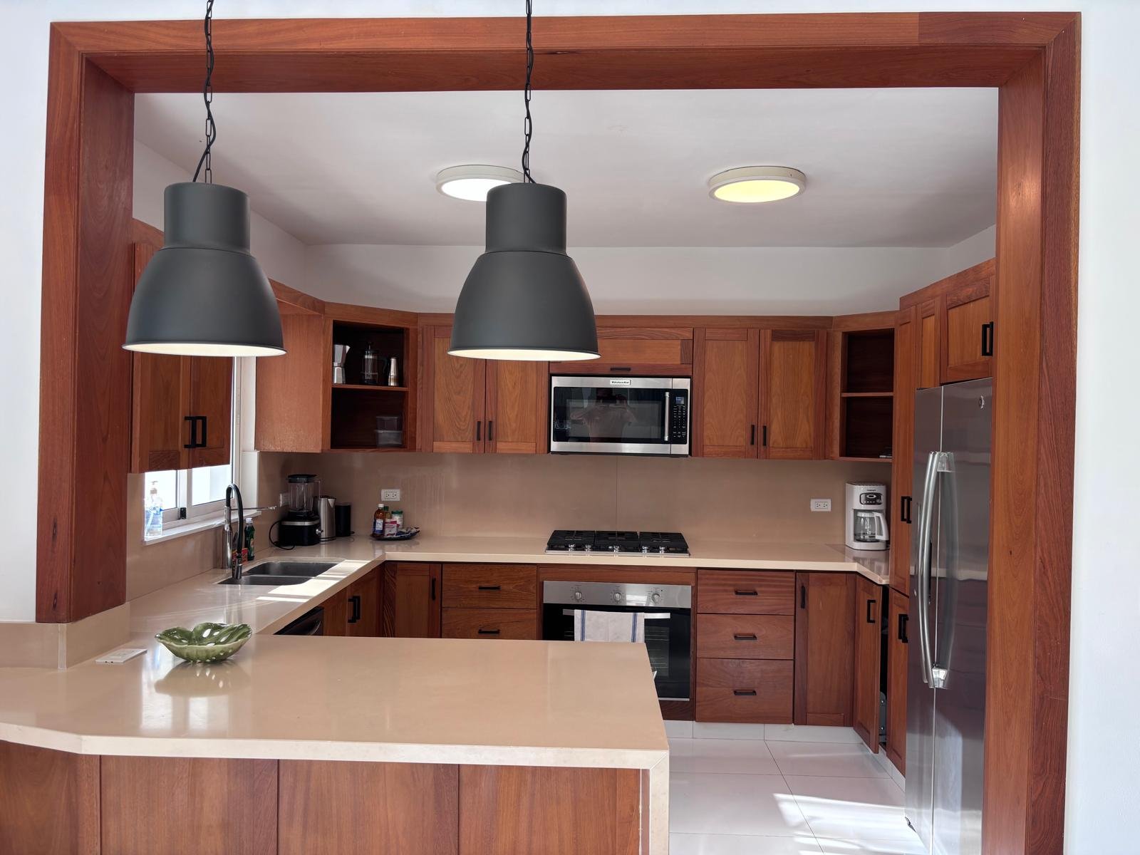 Residence Colina Al Mar (26) Cocina moderna con muebles de madera y isla