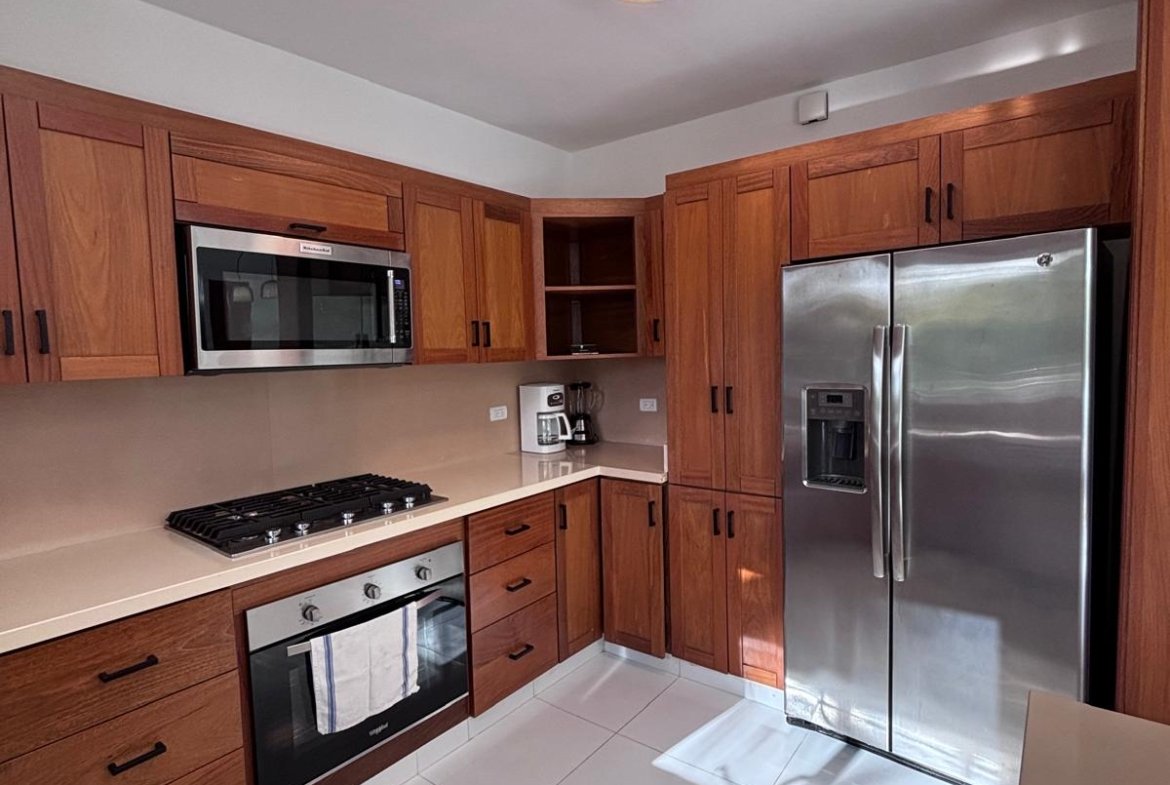 Cocina moderna con muebles de madera y acero inoxidable