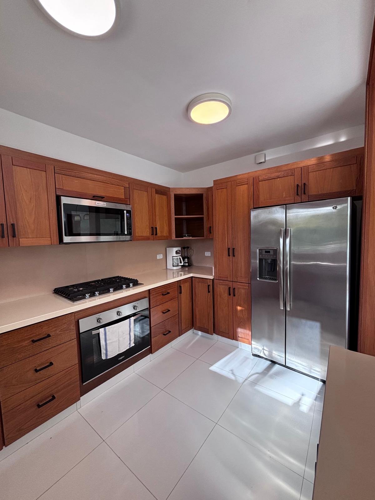Residence Colina Al Mar (27) Cocina moderna con muebles de madera y acero inoxidable