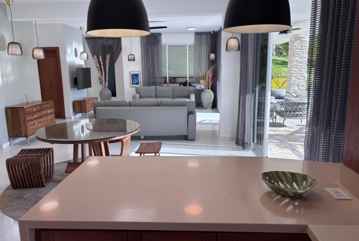 Salón moderno con cocina abierta y terraza luminosa