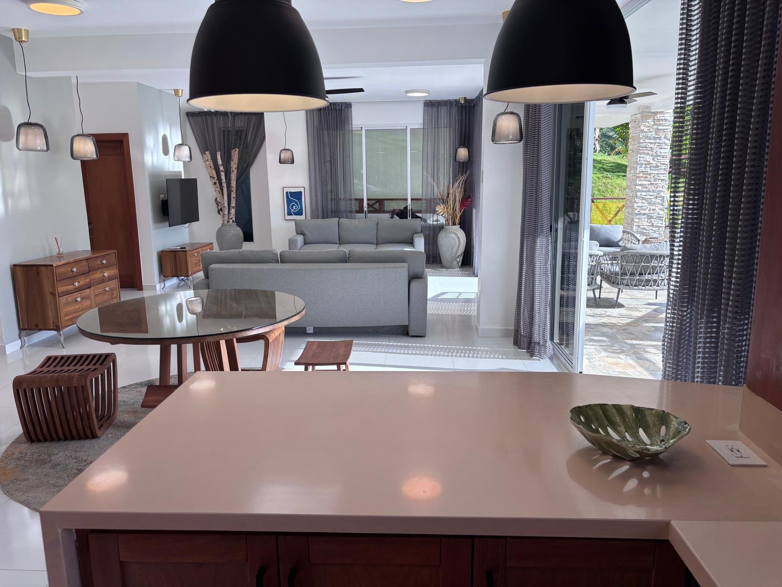 Residence Colina Al Mar (29) Salón moderno con cocina abierta y terraza luminosa