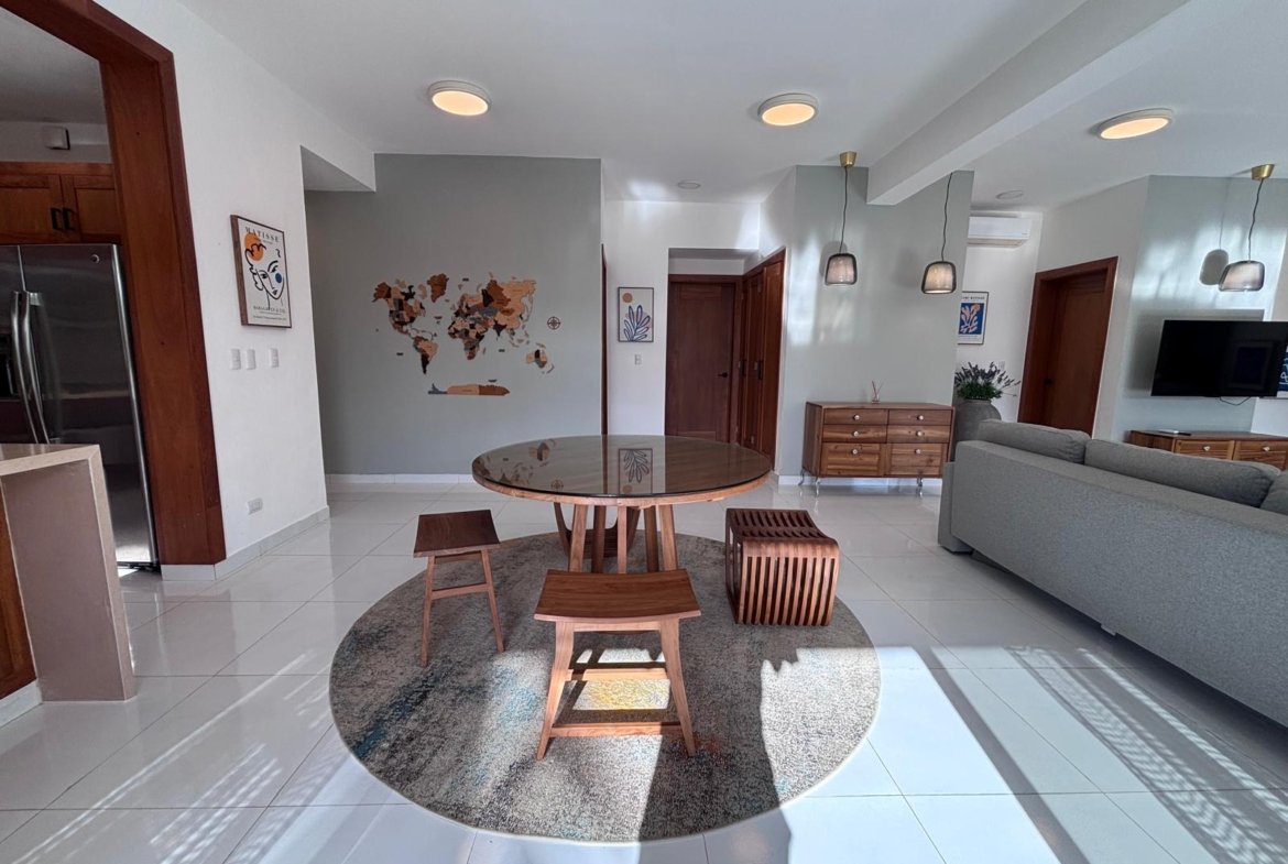 Salón moderno con mesa redonda y sofá gris