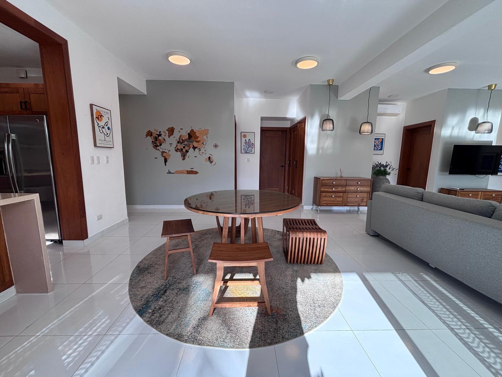 Residence Colina Al Mar (31) Salón moderno con mesa redonda y sofá gris