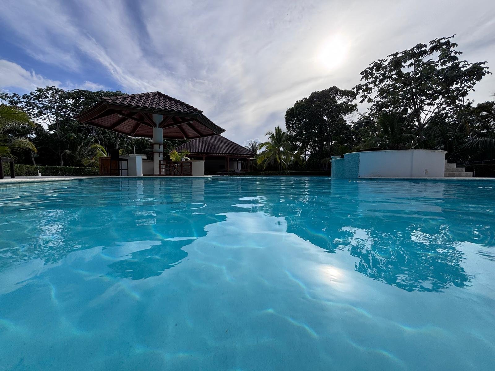 Residence Colina Al Mar (33) Piscina tropical con cenador y palmeras