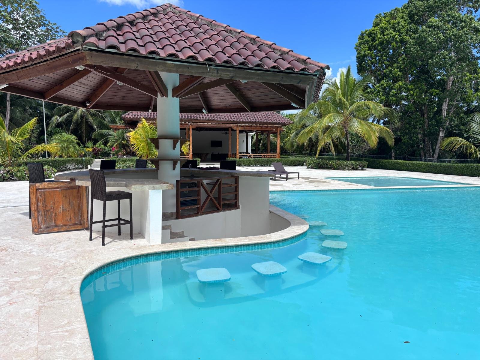 Residence Colina Al Mar (34) Piscina tropical con bar acuático y palmeras