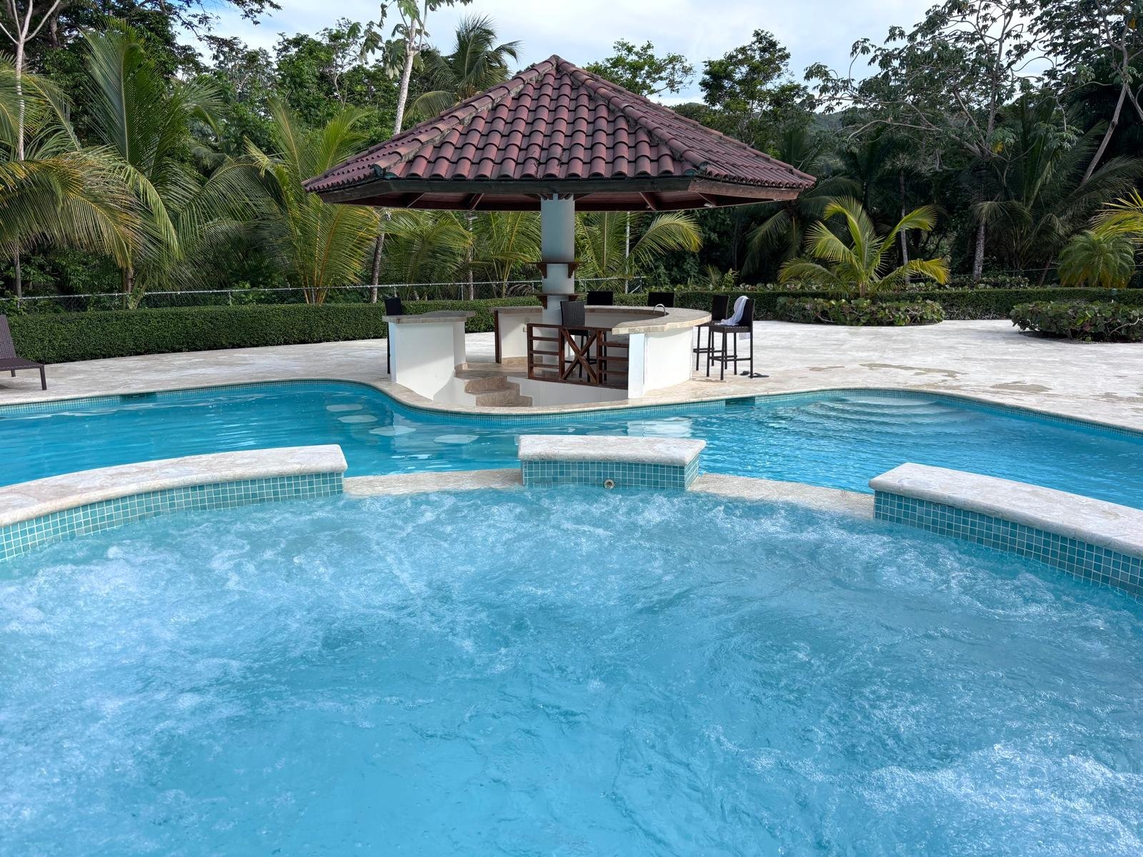 Residence Colina Al Mar (35) Piscina tropical con bar acuático y jacuzzi