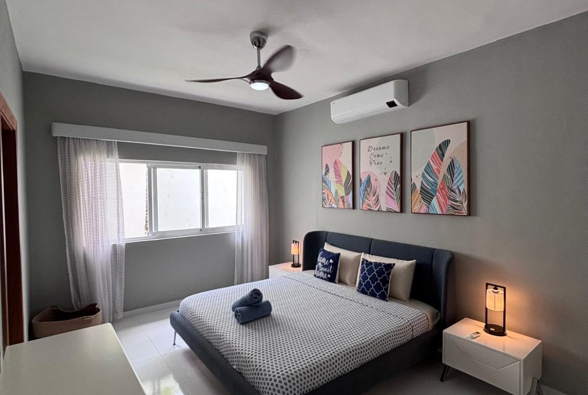 Dormitorio moderno con cama doble y decoración minimalista