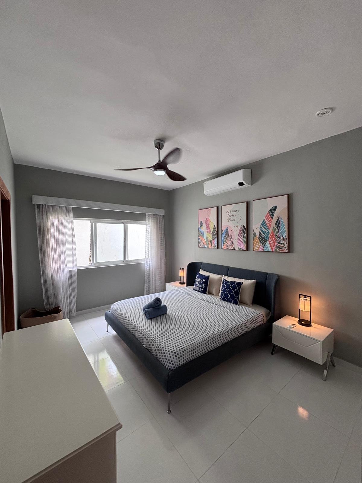 Residence Colina Al Mar (36) Dormitorio moderno con cama doble y decoración minimalista