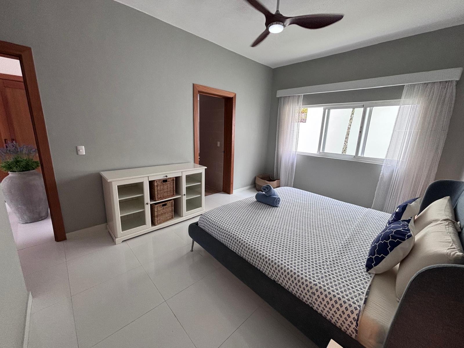 Residence Colina Al Mar (37) Dormitorio moderno con cama doble y ventana amplia