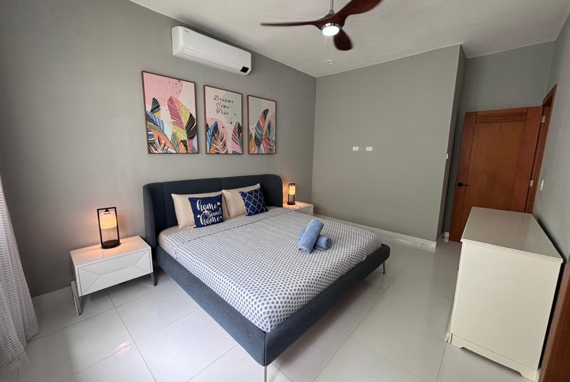 Dormitorio moderno con cama doble y decoración minimalista