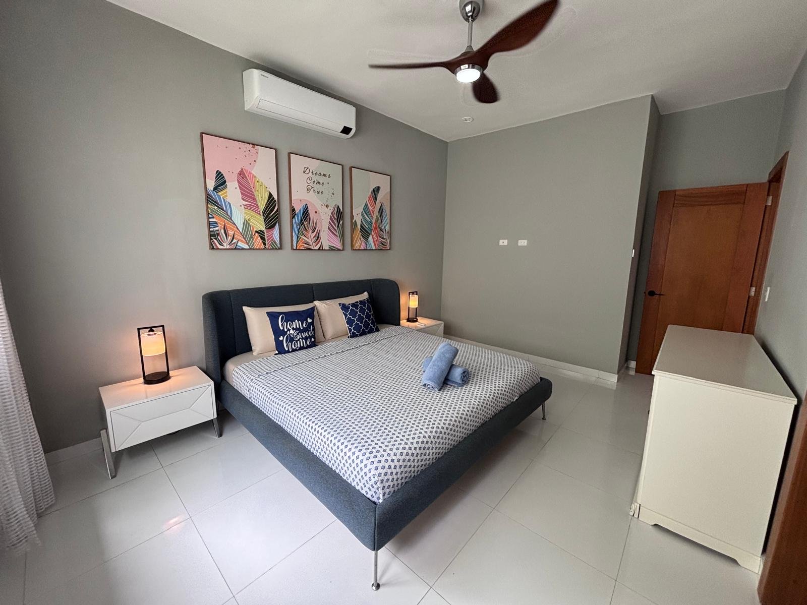 Residence Colina Al Mar (38) Dormitorio moderno con cama doble y decoración minimalista