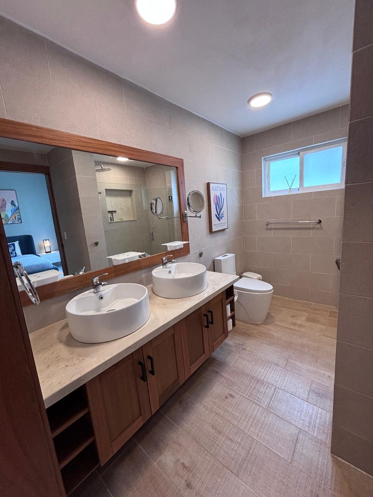 Residence Colina Al Mar (39) Baño moderno con doble lavabo y espejo grande