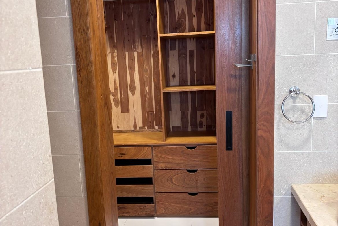 Vestidor de madera con estanterías y cajones