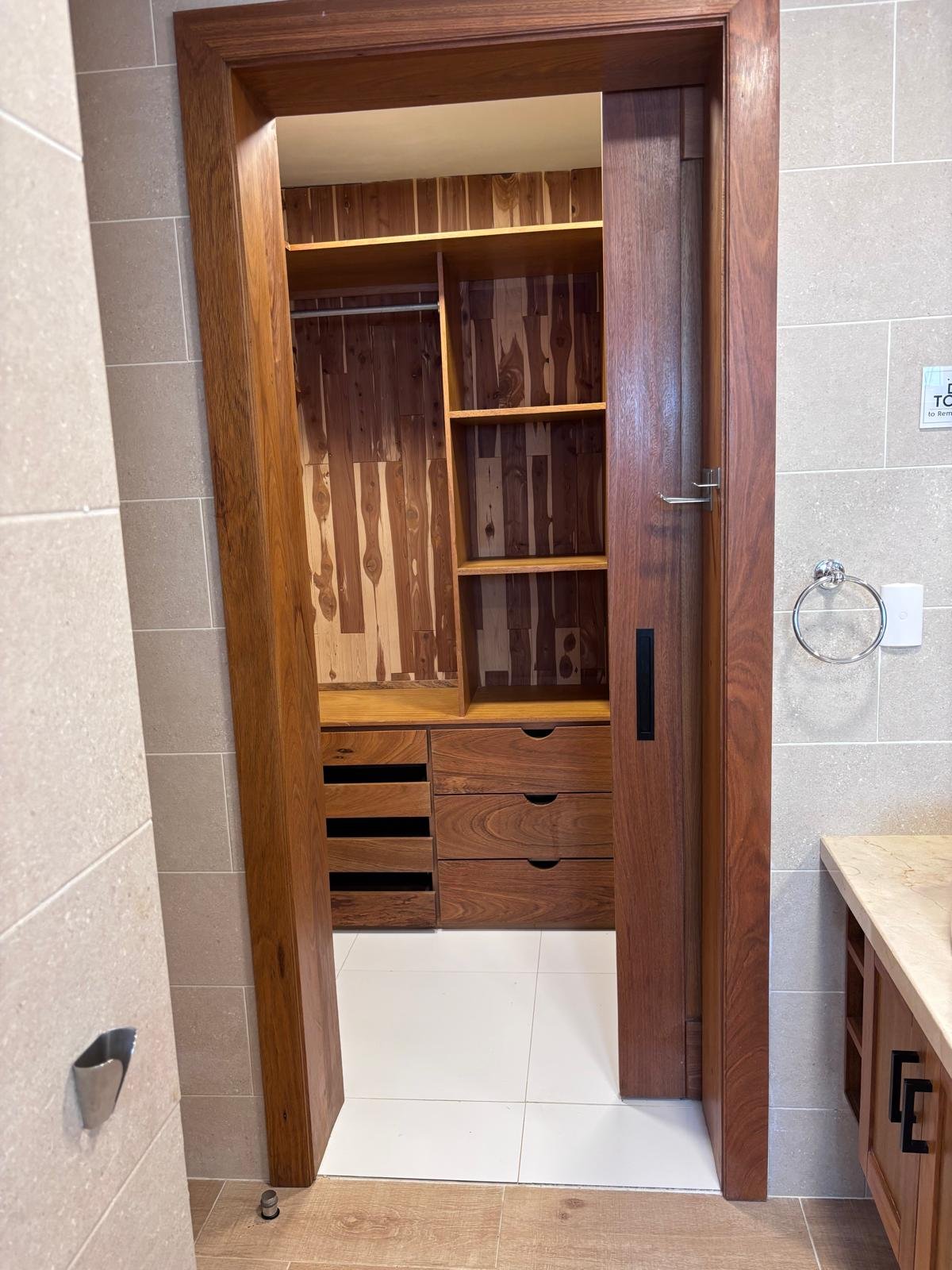 Residence Colina Al Mar (41) Vestidor de madera con estanterías y cajones
