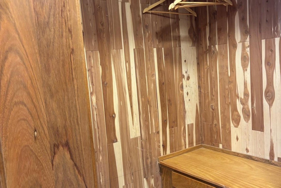 Interior de armario de madera con perchas